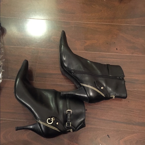 Black pointed toe booties - Picture 2 of 8